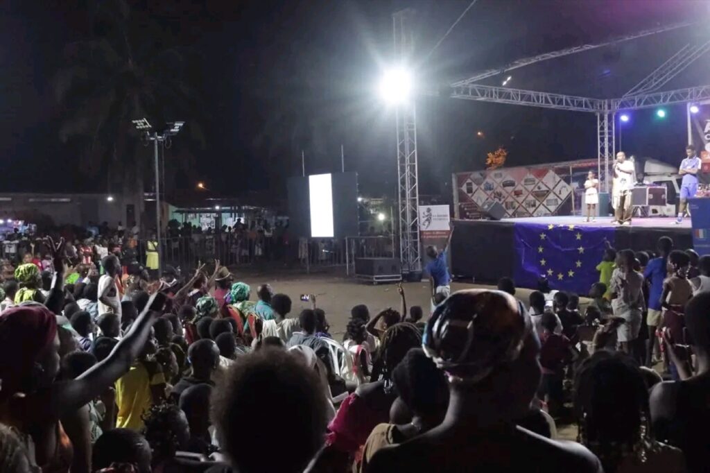 Concert de la caravane Je vote la paix, de nuit