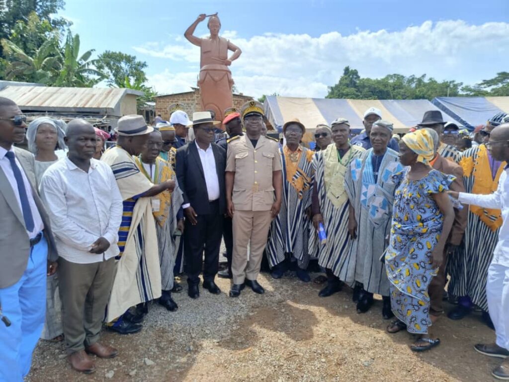 Inauguration d'une œuvre mémorielle avec les autorités et les habitants