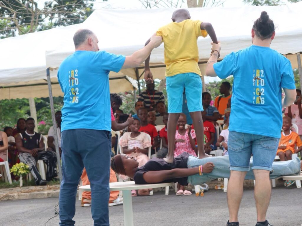 Atelier de cirque pendant les RICA