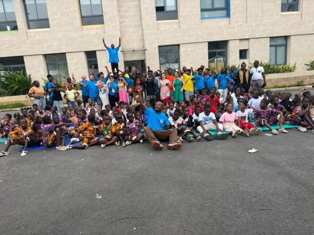 Élèves réunis pour une représentation scolaire des RICA