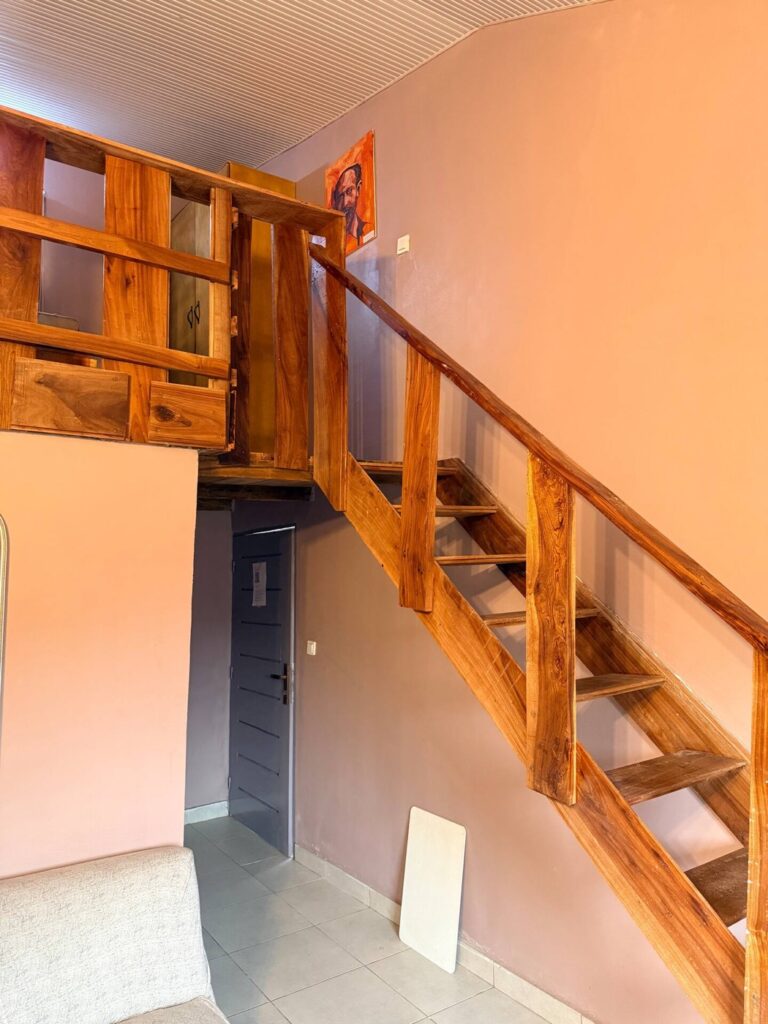Le duplex rose, studio d'hébergement de La Fabrique Culturelle