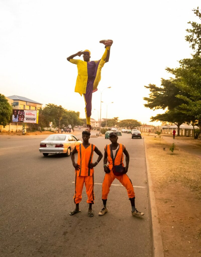 Acrobates dans les rues d'Abuja, Nigeria