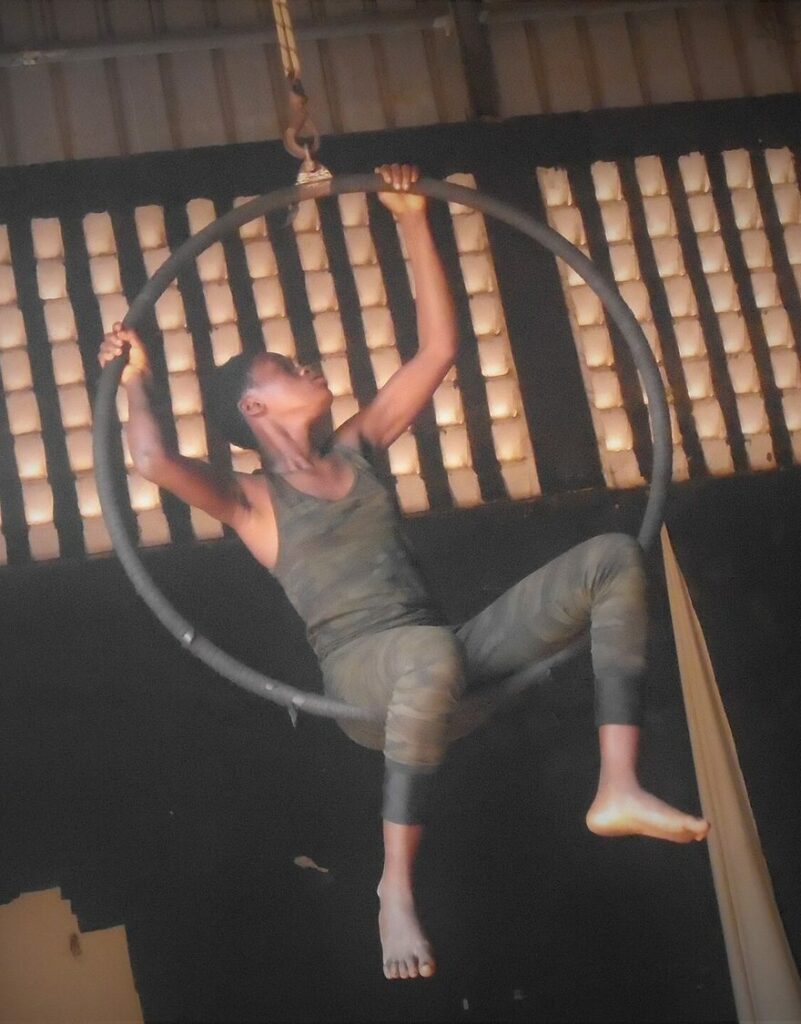 Acrobate du cirque Tinafan, Guinée