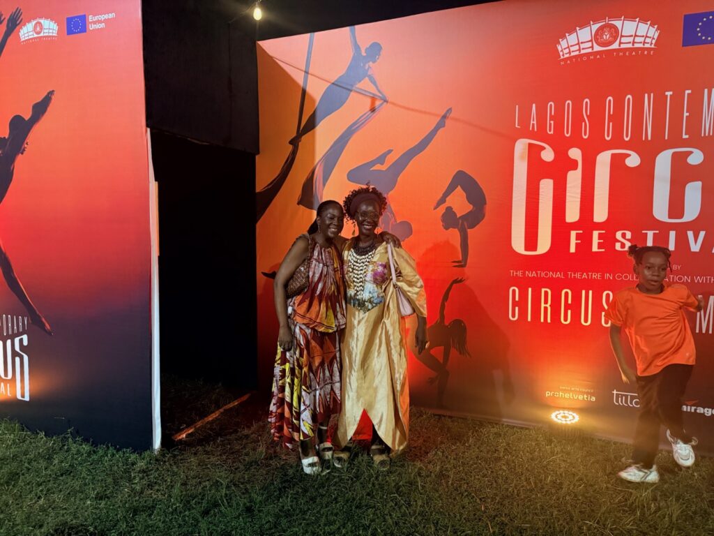 Chantal Djédjé et Tola Akerele devant l'affiche du Lagos Contemporary Circus Festival