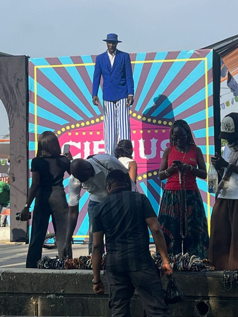 Un échassier accueille le public du festival