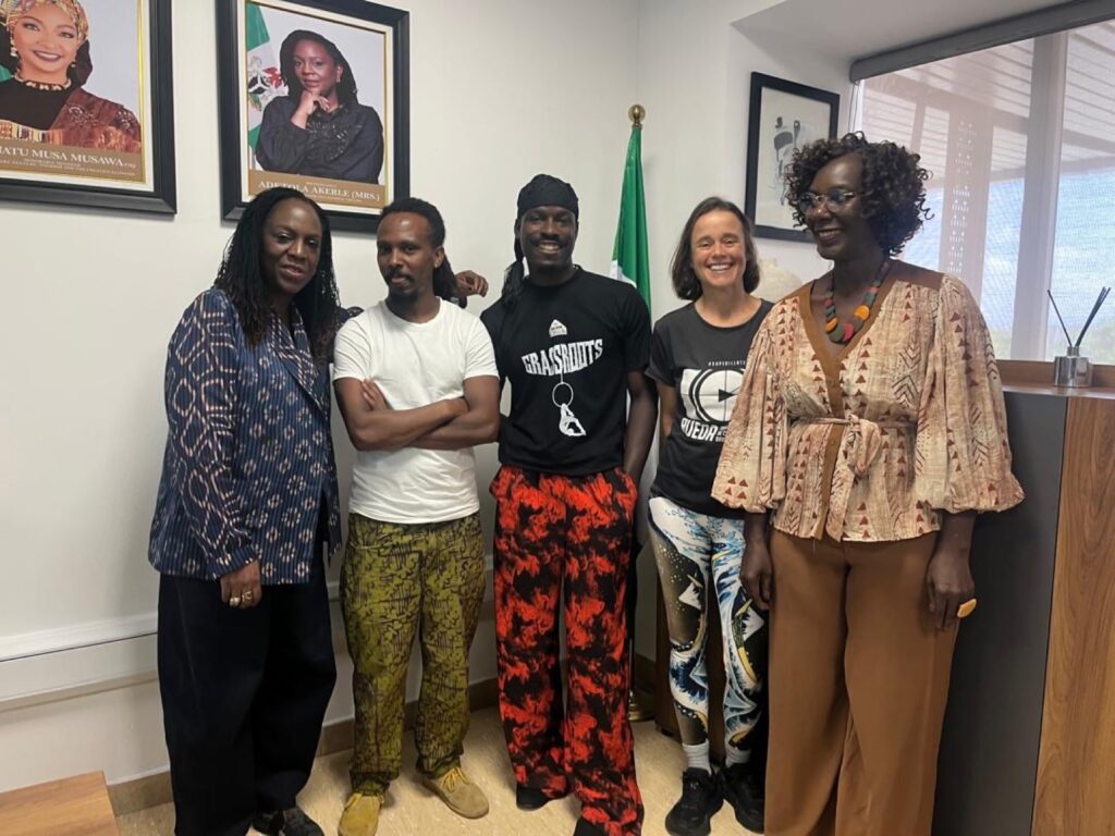 Avec Tola Akerele, directrice du Théâtre national du Nigeria, Dereje Dagne (Fekat Circus, Éthiopie), Jessica Arpin (Suisse) et Marc, contorsionniste nigérian