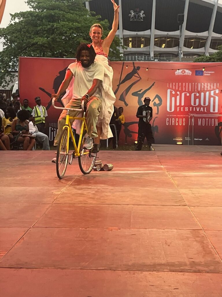 Un numéro sur la piste du Lagos Contemporary Circus Festival